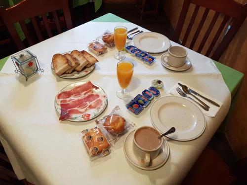 Opciones de desayuno disponibles en Hostal Les Bedules