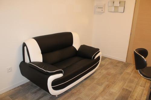 a black and white couch in a room at Etablissements Coulon - Talence (Chemin d'Ars) in Talence