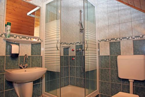 Phòng tắm tại Berényi Fogadó