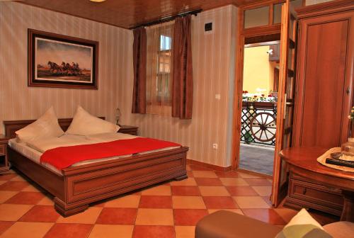 um quarto com uma cama e uma mesa em Berényi Fogadó em Nagykanizsa