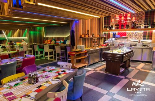 ホテル ラヴィーナにあるレストランまたは飲食店