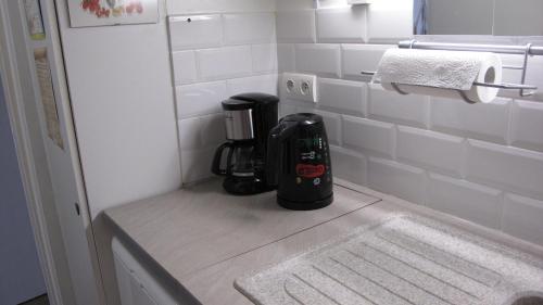 un piccolo bagno con un apparecchio nero su un bancone di Studio Front Mer a Le Touquet-Paris-Plage