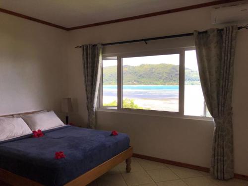 Кровать или кровати в номере Sailfish Beach Villas