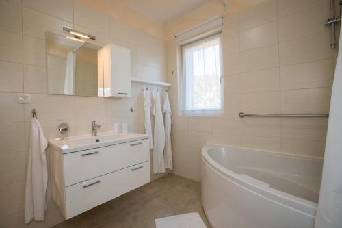 Un baño de Apartments Rab-Strandnähe-Meerblick