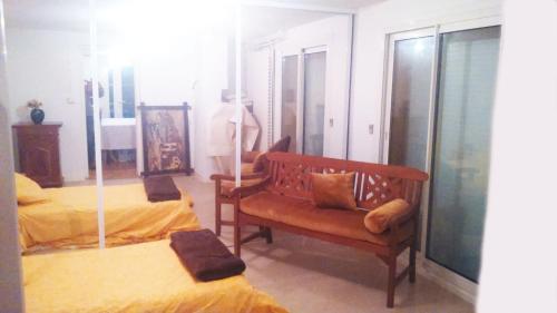 - un salon avec un banc et 2 lits dans l'établissement Loft sympa à Sassenage, à Sassenage