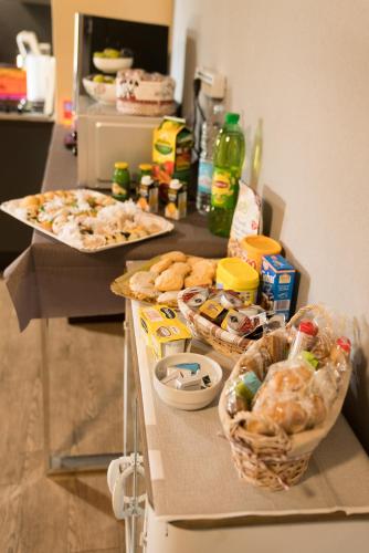 een toonbank met twee schalen met eten en manden met eten bij Room & Breakfast Le Magie in Sindia