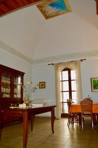 a dining room with a table and chairs and a dining room at Suites Piazza Umberto in Vignacastrisi