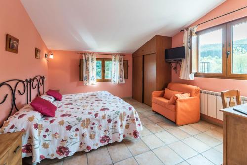 - une chambre avec un lit et une chaise dans l'établissement Casa Madrazo con piscina y parrillas, à Praves