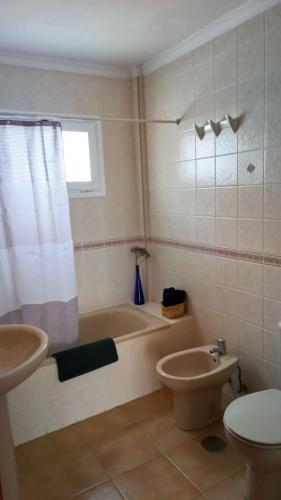 a bathroom with a tub and a toilet and a sink at Rincón del descanso in Órzola