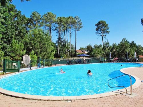 - une grande piscine pour 2 personnes dans l'établissement Maison ocelandes, à Saint-Julien-en-Born