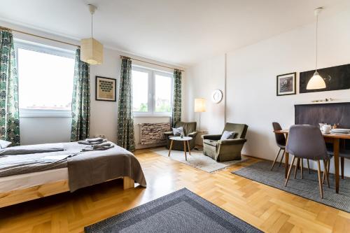 ブダペストにあるBpR Hello Hollo Apartmentのベッドルーム1室(ベッド1台、テーブル、椅子付)