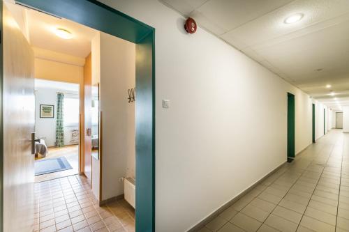 een gang van een ziekenhuis met een open deur bij BpR Hello Hollo Apartment in Boedapest