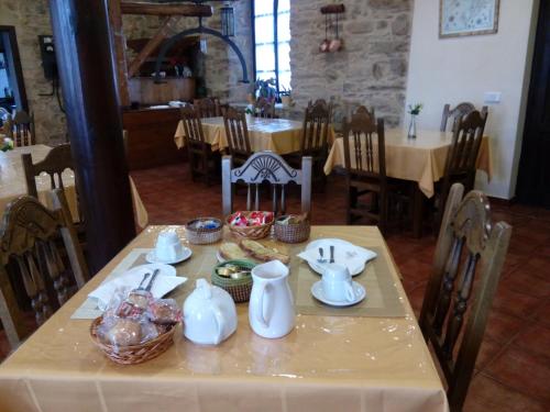 - une table dans un restaurant avec un ensemble de plats dans l'établissement Hotel Rural Molino del Arriero, à Luyego de Somoza