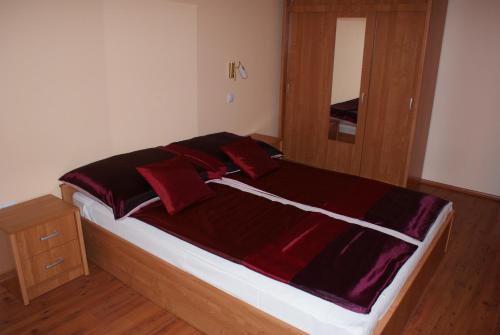 Cama o camas de una habitación en Babilon Gyula Szállás De Luxe