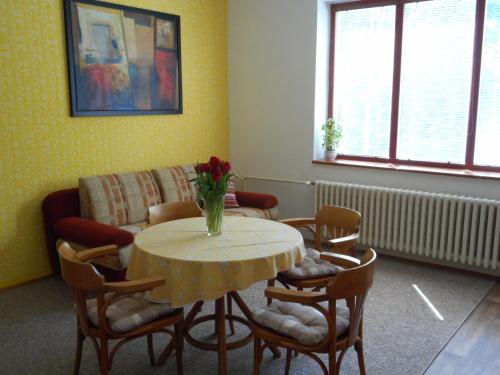 uma sala de estar com uma mesa e cadeiras e um sofá em Apartmán Dobrá Naděje em Uherské Hradiště