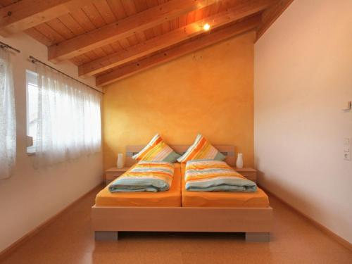 een slaapkamer met een bed met 2 kussens erop bij Ferienwohnung Graf in Vogtsburg