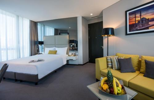 Centro Corner Suite