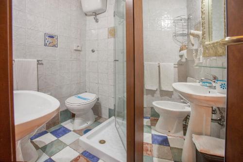 a bathroom with a toilet and a sink and a shower at B&B L'Alloggio Dei Vassalli in Naples