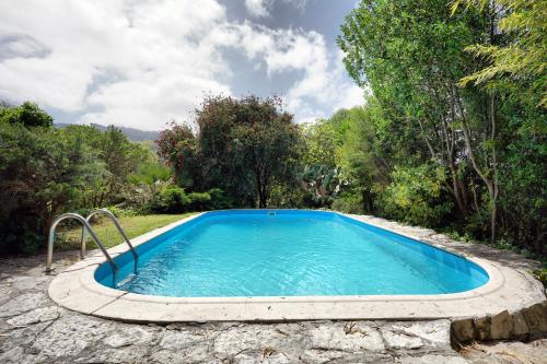 una piscina nel mezzo di un giardino di Casa da Rampa a Sintra