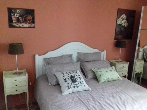 une chambre avec un lit avec deux tables de nuit et deux lampes dans l'établissement Gite du Jardin Des Sources, à Vaux-sur-Seulles