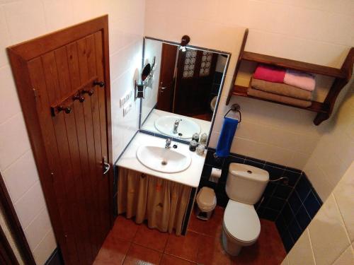 a small bathroom with a sink and a toilet at Bonito apartamento in Las Negras