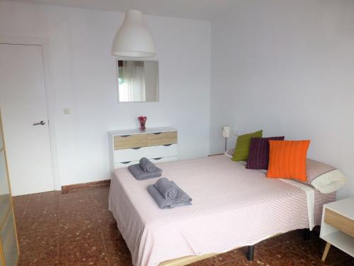 sypialnia z białym łóżkiem z 2 poduszkami w obiekcie apartamento centrico y luminoso w mieście Estepona