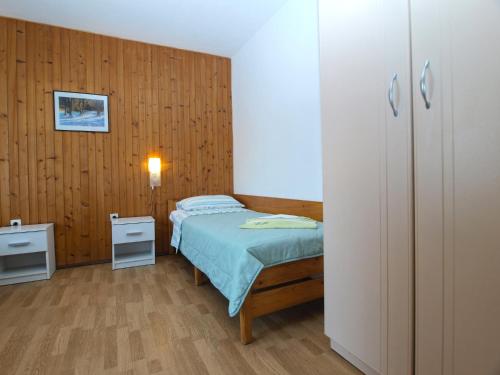 Postel nebo postele na pokoji v ubytování Apartments Dragana 1508
