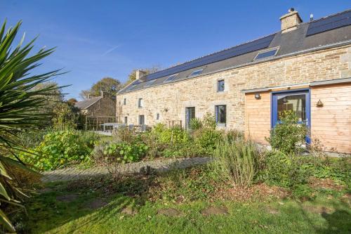 a brick house with a garden in front of it at Les Jardins de Coët-Kra in Plaudren