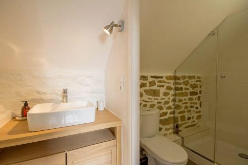a bathroom with a sink and a toilet and a shower at Les Jardins de Coët-Kra in Plaudren