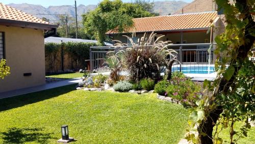 Hostería Boutique El Puente Adults Only في ميرلو: ساحة بها منزل ومسبح