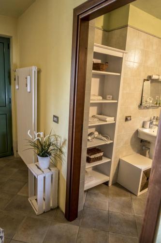 a bathroom with a sink and a mirror at B&B Il Mirtillo in Moncrivello