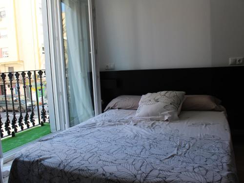 バレンシアにあるModerno Apartamento en la playa del Cabanyalのベッドルーム1室(ベッド1台、大きな窓付)