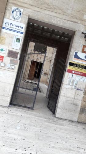una entrada a un edificio con una puerta de metal en B&B Il Sedile, en Lecce