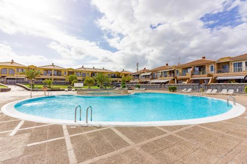 uma piscina no meio de um pátio em Tenerife Montaña Amarilla em Las Galletas