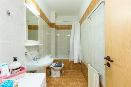 bagno con lavandino e servizi igienici di Cozy Guest House a Rethymno