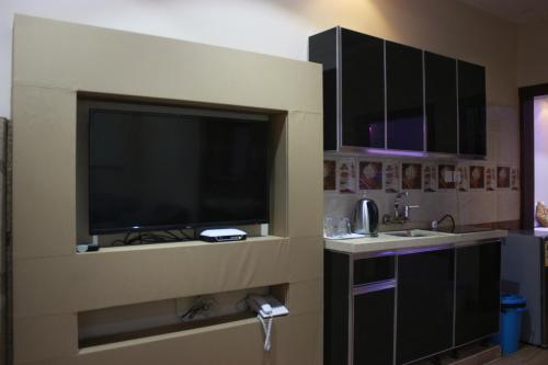 Televízia a/alebo spoločenská miestnosť v ubytovaní Dar Al Asalah Hotel-Apartments