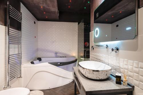 レッチェにあるVilla Domus Salento Suites & Rooms con parcheggio privato in locoのバスルーム(バスタブ、トイレ、シンク付)