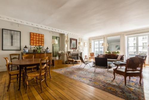 un salon avec une table et des chaises dans l'établissement Veeve - Latin Quarter Retreat, à Paris