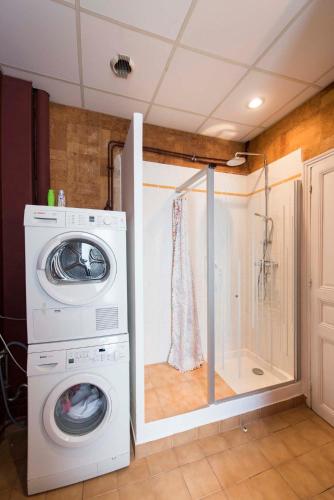 une machine à laver et une machine à laver dans une salle de bain dans l'établissement Veeve - Tranquility by Le Jardin du Luxembourg, à Paris