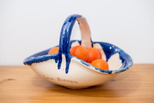 een kom sinaasappels zittend op een tafel bij River Ebro Holidays in Tivenys