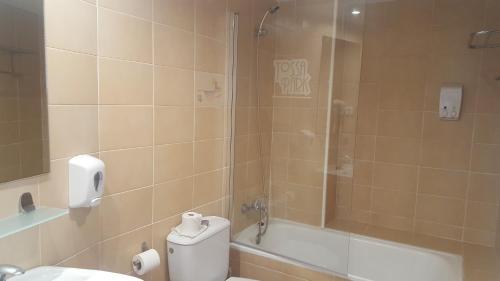 Ванна кімната в GHT Aparthotel Tossa Park