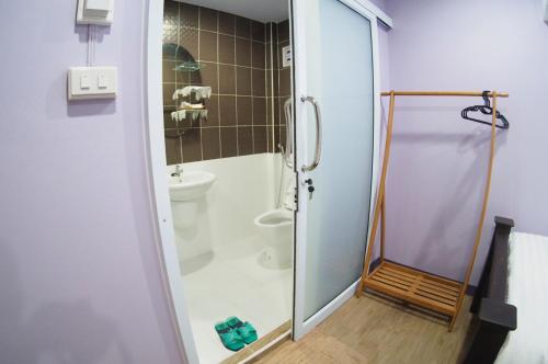 a bathroom with a shower and a toilet at Pan Din Boutique Guest House in Phra Nakhon Si Ayutthaya