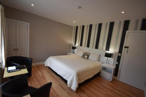 Un pat sau paturi într-o cameră la Aaranmore Lodge Guest House