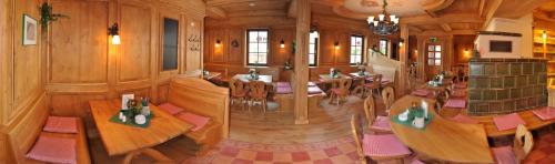 a room with tables and chairs in a train at Hotel und Berggasthof Tanzbuche in Friedrichroda