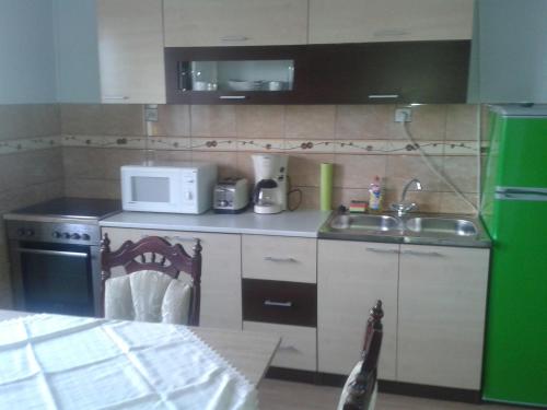 Una cocina o kitchenette en József Apartman