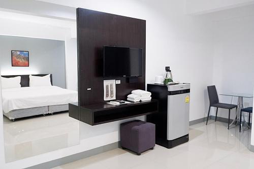 En tv och/eller ett underhållningssystem på Izen Budget Hotel & Residence