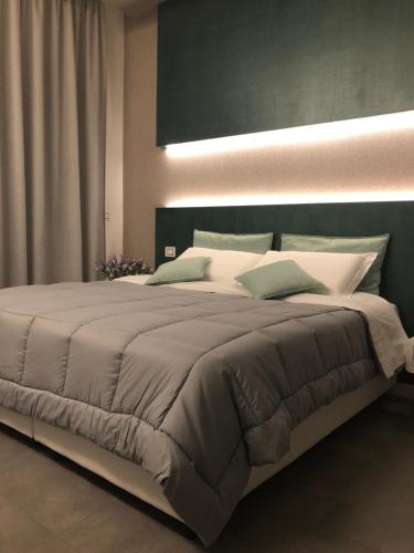 ヴィボ・ヴァレンツィアにあるCALAMO -HOTEL -RESIDENCE- B&Bの大型ベッド(シックスサイド付)が備わるベッドルームのベッド1台分です。