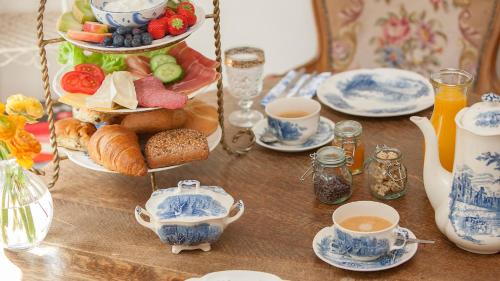 uma mesa com pequenos almoços e chávenas de café em Casa Mia Sittard em Sittard
