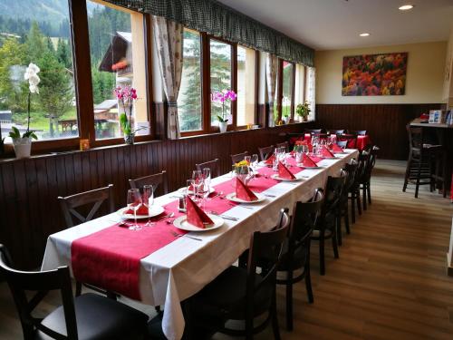 Restoran või mõni muu söögikoht majutusasutuses Alpenstern Hotel