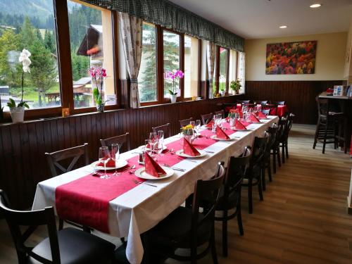Veitingastaður eða matsölustaður á Alpenstern Hotel
